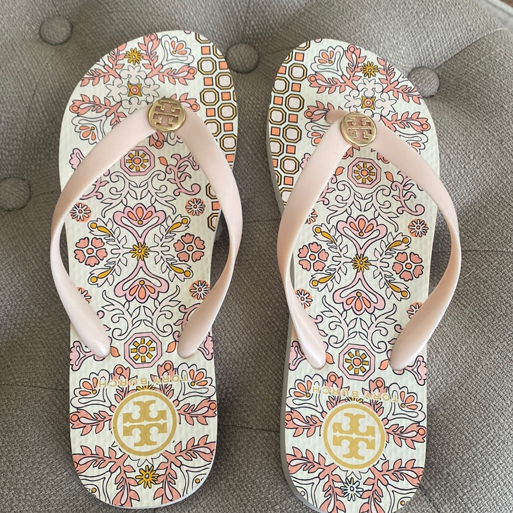 Worn 1 time, great condition size 8 Tory Burch pink and white flip flops